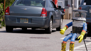 Hitchhiking Robot Lasts Just Two Weeks in US Because Humans Are Terrible
